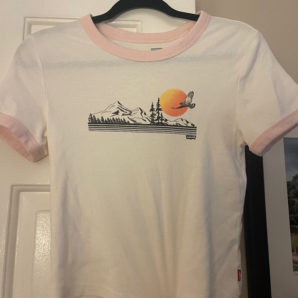 Levi’s Mountain Scene Baby Tee - Picture 1 of 3